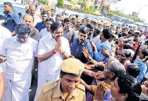 முதல்-அமைச்சர் எடப்பாடி பழனிசாமிக்கு திருவள்ளூரில் வரவேற்பு பொதுமக்களிடம் குறை கேட்டார்