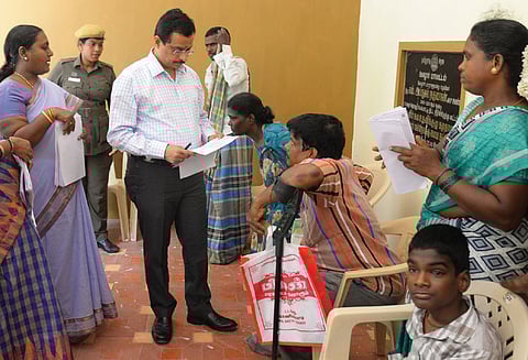 குடியிருப்பு பகுதியில் இயங்கி வரும் உருக்காலையை மூட வேண்டும் கிராம மக்கள், கலெக்டரிடம் மனு