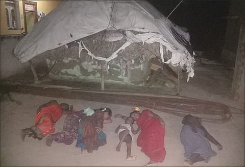 வீட்டில் புகுந்த பாம்பை பிடிக்க தீயணைப்பு வீரர்கள் வராததால் சாலையில் தூங்கிய குடும்பத்தினர்