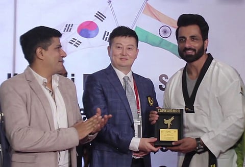 தேக்வாண்டோ விளையாட்டில் கவுரவ டாக்டர் பட்டம் பெற்றார் நடிகர் சோனு சூட்