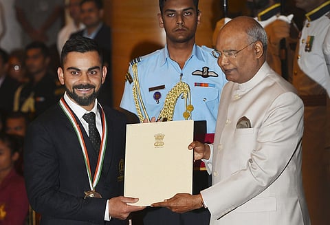 இந்திய கிரிக்கெட் வீரர் விராட் கோலிக்கு ‘கேல்ரத்னா’ விருது வழங்கினார் ஜனாதிபதி ராம்நாத் கோவிந்த்
