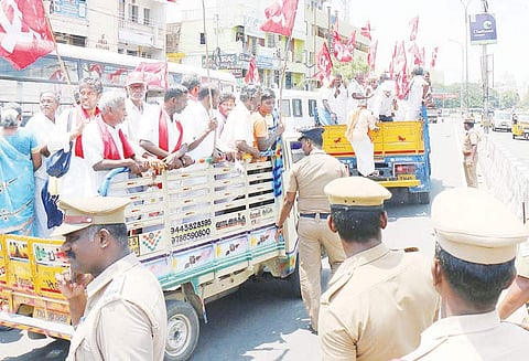 கொள்ளிடம் அணை சீரமைக்க கோரி ஊர்வலமாக புறப்பட்ட விவசாயிகளை போலீசார் தடுத்து நிறுத்தினர்