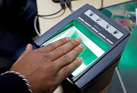 ஆதார் எண் கட்டாயமா? இல்லையா? என்ற வழக்கில் சுப்ரீம் கோர்ட்டு இன்று தீர்ப்பு