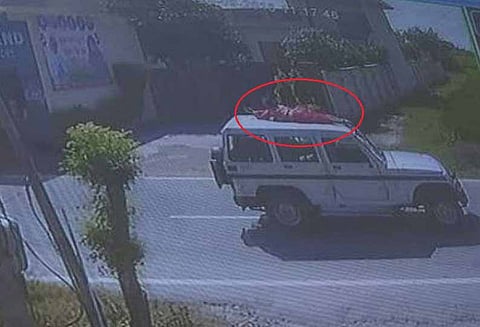 பஞ்சாப்: விசாரணைக்காக பெண்ணை போலீஸ் வாகனத்தின் மேல் கட்டி அழைத்துச் சென்ற கொடூரம்