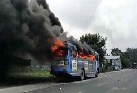 மேற்கு வங்காளத்தில் முழுஅடைப்பு போராட்டத்தில் வன்முறை; பஸ்களுக்கு தீ வைப்பு