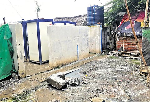 சென்னை மீனம்பாக்கம் பகுதியில் தூய்மை இந்தியா திட்டத்தில் கட்டப்பட்ட கழிவறைகளை திறக்க கோரிக்கை