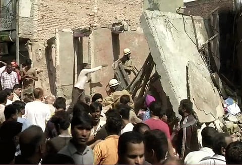 டெல்லி: கட்டிடம் இடிந்து விழுந்து சிறுவர்கள் உள்பட 6 பேர் பலி