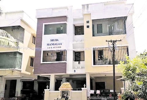 வளசரவாக்கத்தில் துணிக்கடை அதிபர் வீட்டில் 30 பவுன் நகை, ரூ.1 லட்சம் கொள்ளை