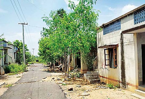 அரசு கட்டிக்கொடுத்த குடியிருப்பை காலி செய்த நரிக்குறவர்கள்