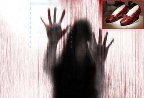 திருமணம் ஆன ஆணுடன் தகாத உறவு; பெண்ணுக்கு காலணிகளால் மாலை அணிவித்த கிராம மக்கள்