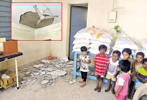 அங்கன்வாடி மைய மேற்கூரை சிமெண்டு பூச்சு பெயர்ந்து விழுந்தது 9 குழந்தைகள் காயமின்றி தப்பினர்