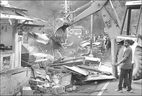 குன்னூர் அருகே ஆக்கிரமிப்பு கடைகள் அகற்றம் உரிமையாளர்கள் சாலை மறியல் முயற்சி