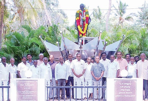 திருச்செந்தூரில் சி.பா.ஆதித்தனார் சிலைக்கு மாலை அணிவித்து மரியாதை