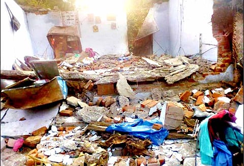 தேவதானப்பட்டி அருகே: இடிந்து விழுந்த தொகுப்பு வீடு