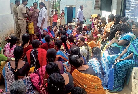 இலவச வீட்டுமனை பட்டா வழங்க லஞ்சம்: அதிகாரிகளை கண்டித்து மறியல்