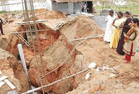 வீடுகட்டும் பணியின்போது அஸ்திவார மண் சரிந்து தொழிலாளி பரிதாப சாவு