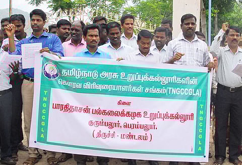 கோரிக்கைகளை வலியுறுத்தி கவுரவ விரிவுரையாளர்கள் ஆர்ப்பாட்டம்