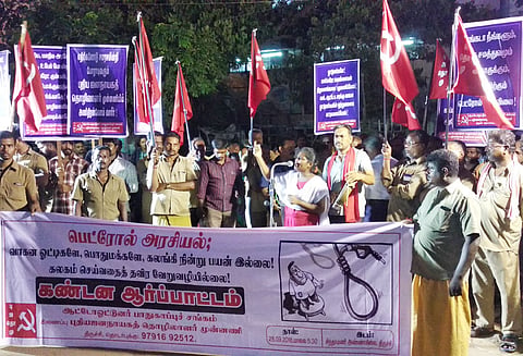 பெட்ரோல்-டீசல் விலை உயர்வை கண்டித்து ஆட்டோ ஓட்டுனர் பாதுகாப்பு சங்கத்தினர் ஆர்ப்பாட்டம்