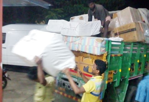 வீட்டில் பதுக்கி வைத்திருந்த பல லட்சம் ரூபாய் புகையிலை பொருட்கள் பறிமுதல்