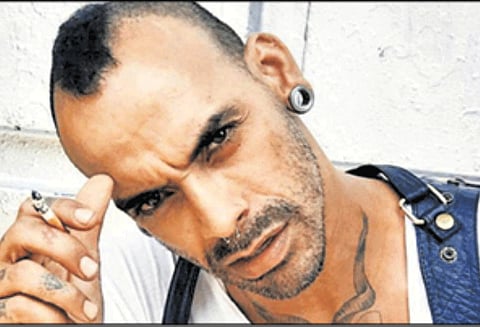 சிறுவனுடன் தகாத உறவு: பிரபல நடிகையின் சிகை அலங்கார நிபுணர் கைது