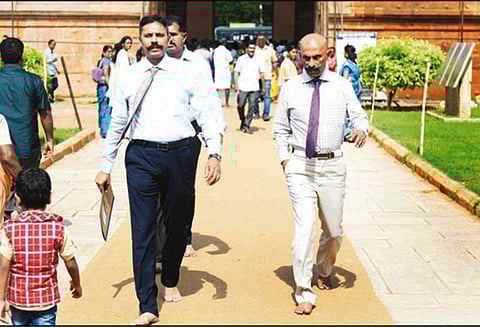 தஞ்சை பெரியகோவில்: ஐ.ஜி. பொன்மாணிக்கவேல் தலைமையில் சிலை கடத்தல் தடுப்பு பிரிவு போலீசார் ஆய்வு