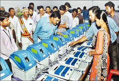 மின்னணு எந்திரங்களில் மாதிரி வாக்குப்பதிவு - கலெக்டர் சுரேஷ்குமார் ஆய்வு