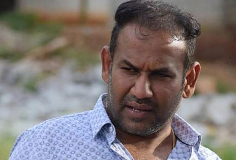 கர்நாடகாவில் டீ குடித்து கொண்டிருந்த முன்னாள் மேயர் பொது மக்கள் முன்னிலையில் படுகொலை