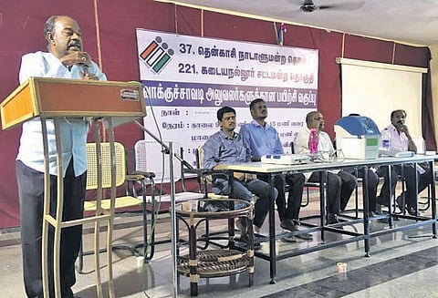 தென்காசியில் வாக்குச்சாவடி அலுவலர்களுக்கு பயிற்சி