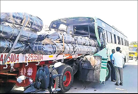 வண்டலூர் உயிரியல் பூங்கா அருகே இரும்பு கம்பி பாரம் ஏற்றி வந்த லாரி மீது பஸ் மோதல் இரும்பு கம்பிகள் பஸ்சுக்குள் புகுந்ததில் 24 பயணிகள் படுகாயம்