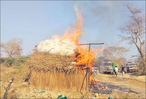 லாரி மோதி பெண் படுகாயம் மணல் குவாரியில் கொட்டகைக்கு தீ வைப்பு தொழிலாளர்களை விரட்டியதால் பரபரப்பு