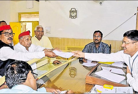 மைன்புரி தொகுதியில் முலாயம்சிங் மனு தாக்கல்: பகுஜன் சமாஜ் கட்சியுடனான கூட்டணி குறித்து மீண்டும் அதிருப்தி