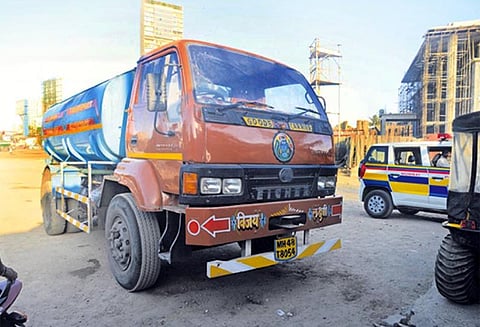 ஸ்கூட்டி மீது தண்ணீர் டேங்கர் லாரி மோதியது தனியார் நிறுவன பெண் ஊழியா சாவு