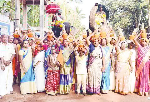 நடுவூர்க்கரை சிவசக்தி அம்மன் கோவிலுக்கு சந்தனகுட ஊர்வலம்