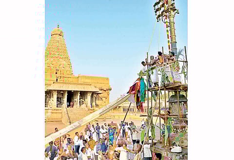 தஞ்சை பெரிய கோவில் சித்திரை திருவிழா கொடியேற்றத்துடன் தொடங்கியது 16–ந் தேதி தேரோட்டம்