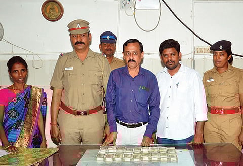 வந்தவாசி அருகே ஏ.டி.எம்.எந்திரத்தில் நிரப்ப எடுத்துச் சென்ற ரூ.9 லட்சம் பறிமுதல் பறக்கும்படையினர் நடவடிக்கை