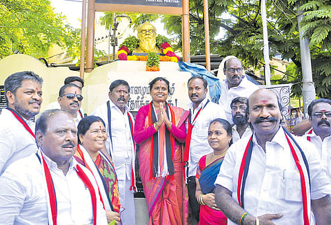 காஞ்சீபுரம் நாடாளுமன்ற தொகுதியில் அ.தி.மு.க, தி.மு.க. வேட்பாளர்கள் போட்டி போட்டு வாக்கு சேகரிப்பு