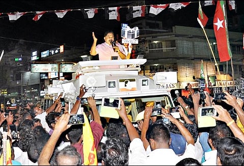 திண்டுக்கல் நாடாளுமன்ற தொகுதியை பா.ம.க.வுக்கு தாரை வார்த்ததால் அ.தி.மு.க.வினர் அதிருப்தி - பழனியில், டி.டி.வி. தினகரன் பேச்சு