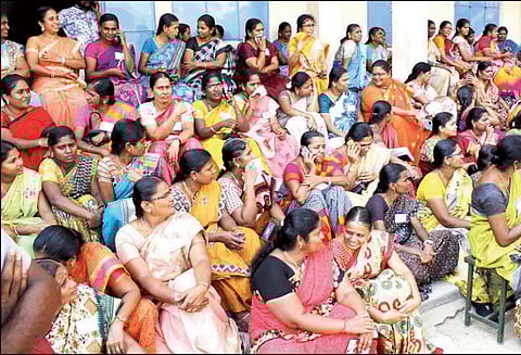 கடந்த ஆண்டுக்கான ஊதியம் வழங்காததால் விடைத்தாள் திருத்தும் பணியை புறக்கணித்து ஆசிரியர்கள் போராட்டம்