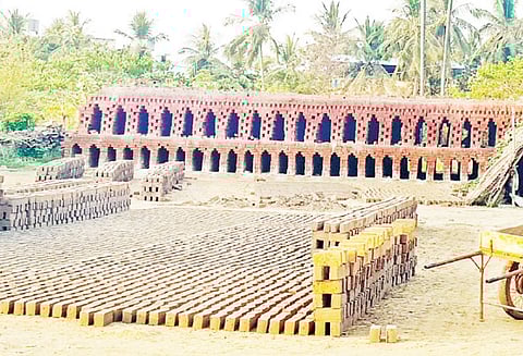 திருவாரூர் மாவட்டத்தில் செங்கல் தயாரிக்கும் பணி மும்முரம்