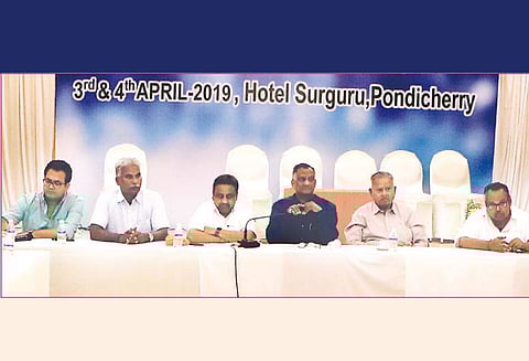 சிறு, குறு வணிகர்களுக்கு தனி அமைச்சகம் வேண்டும் வணிகர்கள் சம்மேளன நிர்வாகக்குழு கூட்டத்தில் தீர்மானம்