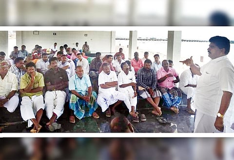 கஜா புயலில் சிக்கி விசைப்படகுகள் நாசம், நிவாரணம் வழங்காவிட்டால் தேர்தல் புறக்கணிப்பு - மல்லிப்பட்டினம் மீனவர் சங்க கூட்டத்தில் தீர்மானம்