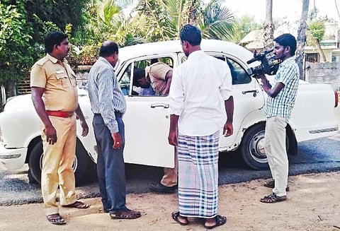 கீழ்வேளூர் பகுதியில், தேர்தல் பறக்கும் படையினர் தீவிர வாகன சோதனை