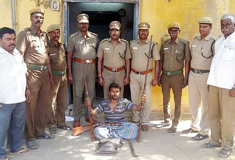செங்கம் அருகே வனவிலங்குகளை வேட்டையாட சென்ற வாலிபர் கைது 3 நாட்டுத் துப்பாக்கிகள் பறிமுதல்