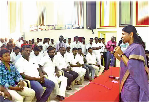 “தமிழ் மொழியை அழிக்க நினைத்தவர்களுக்கு தேர்தலில் பாடம் புகட்ட வேண்டும்” கனிமொழி எம்.பி. பேச்சு