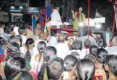 தி.மு.க. ஆட்சிக்கு வந்தவுடன் “தாமிரபரணி ஆற்றில் வெள்ளநீர் கால்வாய் திட்டம் செயல்படுத்தப்படும்” கனிமொழி எம்.பி. பேச்சு