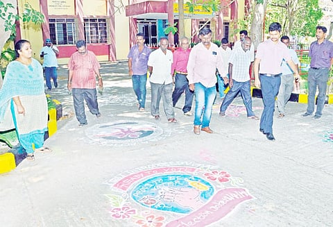 100 சதவீத வாக்குபதிவை வலியுறுத்தி தேர்தல் வாசகம் கொண்ட கோலப்போட்டி வரிச்சிக்குடியில் நடந்தது