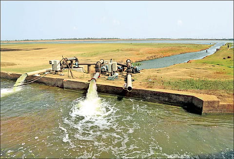 சென்னையின் தண்ணீர் தேவையை தீர்க்கும் ஏரிகள் வறண்டு வருவதால் கால்வாய் வெட்டி குடிநீர் எடுக்கும் பணி தீவிரம்