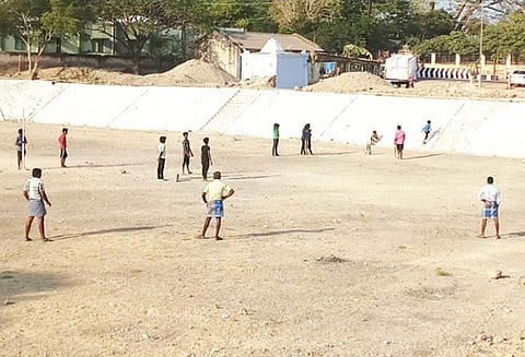 அரியலூரில் கடும் வறட்சி: வண்ணான் குட்டையில் கிரிக்கெட் விளையாடிய சிறுவர்கள்