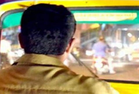 ஆசைவார்த்தை கூறி சிறுமியை திருமணம் செய்த ஆட்டோ டிரைவர் கைது