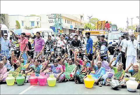 திருத்தணியில் குடிநீர் வழங்கக்கோரி பொதுமக்கள் மறியல்